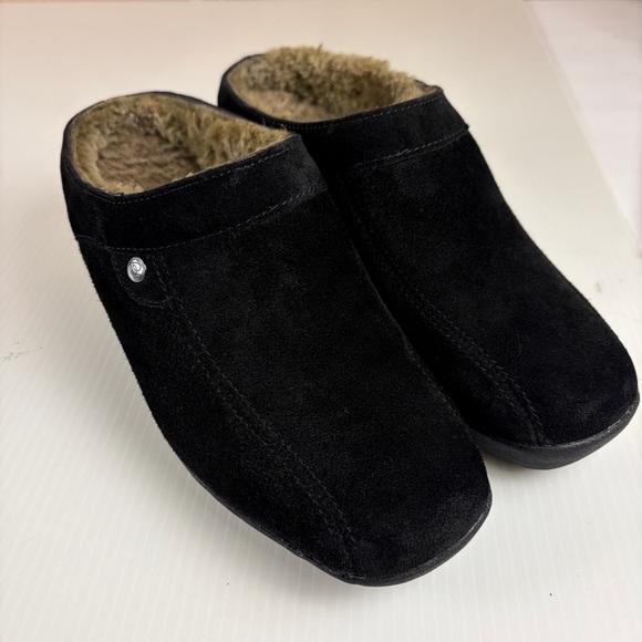 Blondo Shoes - Blondo Black Suede Shearling-Lined Wedge Clogs | Cozy Winter Slip-On